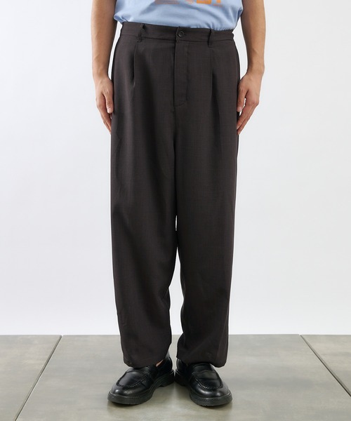 COLONY 2139（コロニートゥーワンスリーナイン）の「KINAGASHIワイドパンツ(セットアップ可)（スラックス・メンズ・ネイビー/モカ/スミクロ・MEDIUM/LARGE）」の4枚目の写真