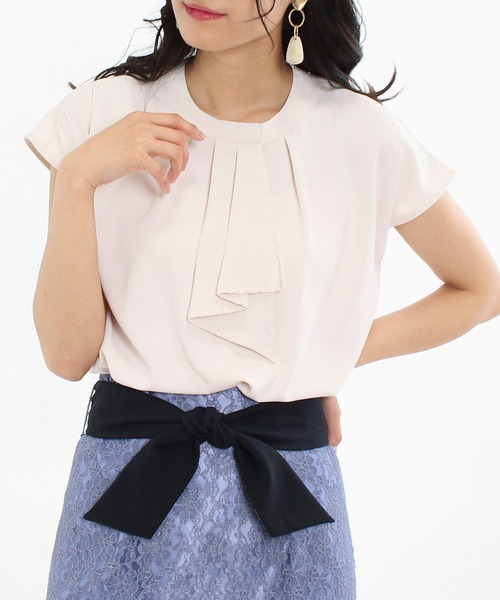 TRUDEA(トルディア)の「フリルボウタイブラウス(シャツ/ブラウス・レディース・ホワイト/サックスブルー/ネイビー/ベージュ・LARGE/MEDIUM)」の12枚目の写真