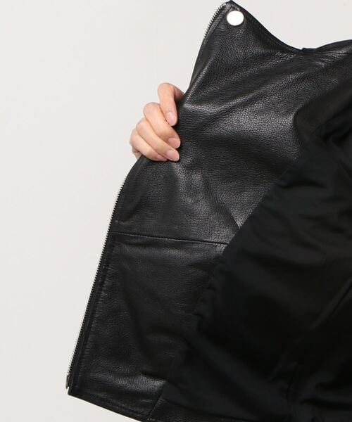 ARMANI EXCHANGE（アルマーニエクスチェンジ）の「【A|X アルマーニ エクスチェンジ】ラムレザー　ライダースジャケット（ライダースジャケット・レディース・ブラック・MEDIUM/SMALL/X-SMALL）」の4枚目の写真