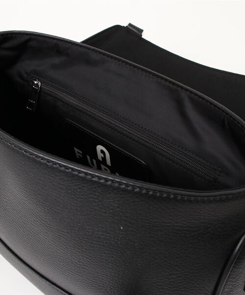 FURLA(フルラ)の「MAN COSMO M MESSENGER(メッセンジャーバッグ・メンズ・ブラック・ONE SIZE)」の5枚目の写真