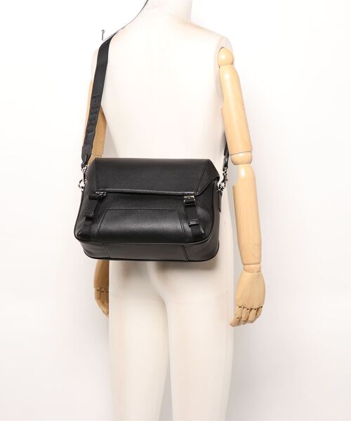 FURLA(フルラ)の「MAN COSMO M MESSENGER(メッセンジャーバッグ・メンズ・ブラック・ONE SIZE)」の3枚目の写真