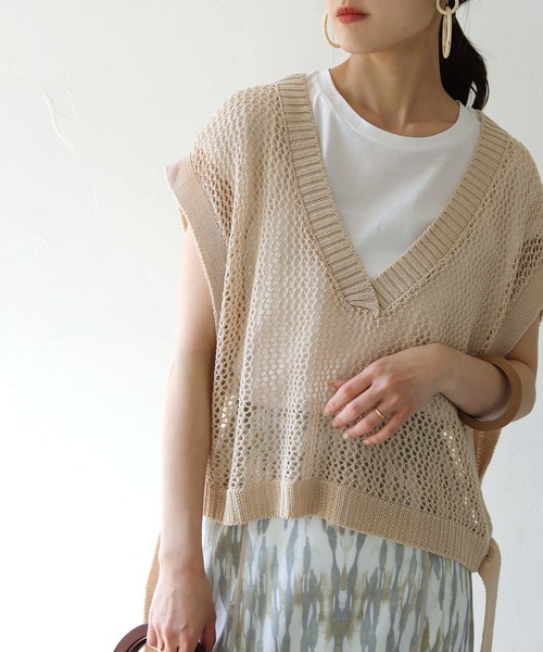 HER CLOSET（ハークローゼット）の「【shemoshelly】深Vネックメッシュニットショートベスト（ベスト・レディース・ブラック/ベージュ/オフホワイト/グリーン/モカ・M）」の5枚目の写真