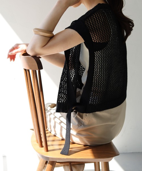 HER CLOSET（ハークローゼット）の「【shemoshelly】深Vネックメッシュニットショートベスト（ベスト・レディース・ブラック/ベージュ/オフホワイト/グリーン/モカ・M）」の3枚目の写真