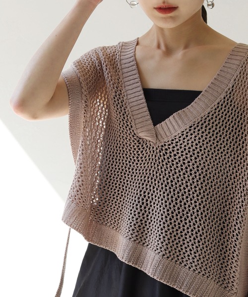 HER CLOSET（ハークローゼット）の「【shemoshelly】深Vネックメッシュニットショートベスト（ベスト・レディース・ブラック/ベージュ/オフホワイト/グリーン/モカ・M）」の4枚目の写真