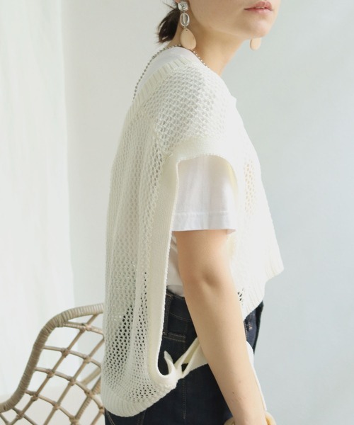 HER CLOSET（ハークローゼット）の「【shemoshelly】深Vネックメッシュニットショートベスト（ベスト・レディース・ブラック/ベージュ/オフホワイト/グリーン/モカ・M）」の8枚目の写真