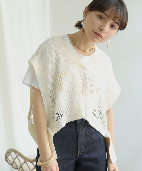 HER CLOSET（ハークローゼット）の「【shemoshelly】深Vネックメッシュニットショートベスト（ベスト・レディース・ブラック/ベージュ/オフホワイト/グリーン/モカ・M）」の6枚目の写真