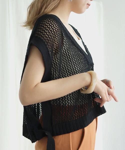 HER CLOSET（ハークローゼット）の「【shemoshelly】深Vネックメッシュニットショートベスト（ベスト・レディース・ブラック/ベージュ/オフホワイト/グリーン/モカ・M）」の14枚目の写真