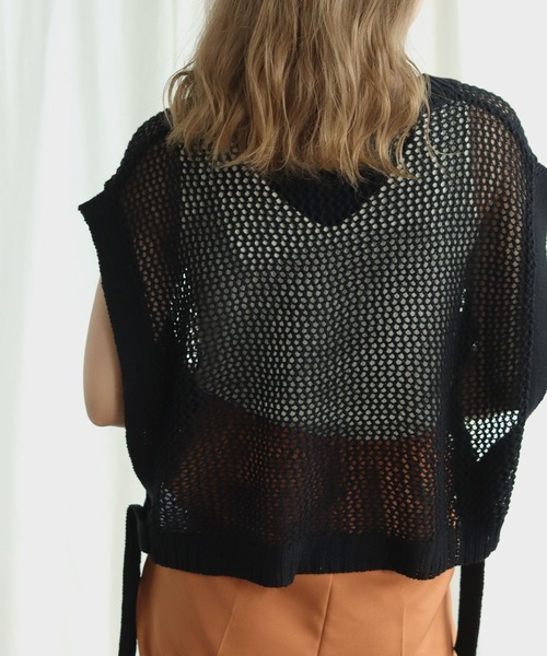 HER CLOSET（ハークローゼット）の「【shemoshelly】深Vネックメッシュニットショートベスト（ベスト・レディース・ブラック/ベージュ/オフホワイト/グリーン/モカ・M）」の16枚目の写真