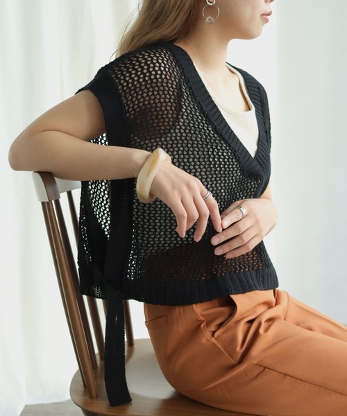 HER CLOSET（ハークローゼット）の「【shemoshelly】深Vネックメッシュニットショートベスト（ベスト・レディース・ブラック/ベージュ/オフホワイト/グリーン/モカ・M）」の12枚目の写真