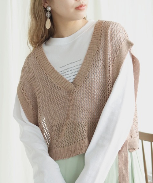 HER CLOSET（ハークローゼット）の「【shemoshelly】深Vネックメッシュニットショートベスト（ベスト・レディース・ブラック/ベージュ/オフホワイト/グリーン/モカ・M）」の18枚目の写真