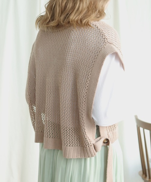 HER CLOSET（ハークローゼット）の「【shemoshelly】深Vネックメッシュニットショートベスト（ベスト・レディース・ブラック/ベージュ/オフホワイト/グリーン/モカ・M）」の21枚目の写真