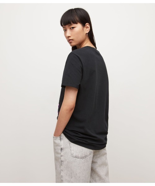 ALLSAINTS(オールセインツ)の「INTERNATIONAL WOMEN'S DAY CHARITY T-SHIRT | インターナショナル ウィメンズ デー チャリティ Tシャツ(Tシャツ/カットソー・レディース・ブラック・S/L/XS/M)」の4枚目の写真