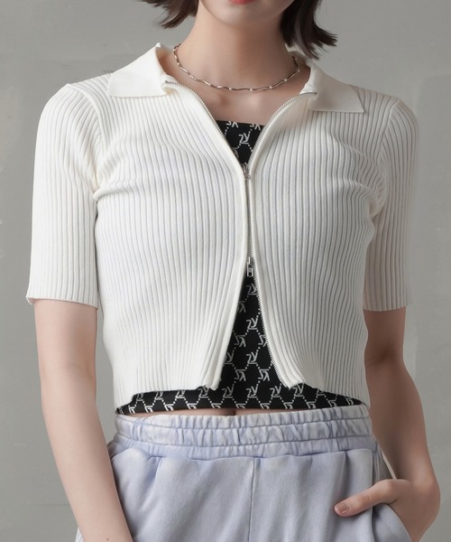 SPINNS（スピンズ）の「ジップアップショート丈カーディガン（カーディガン/ボレロ・レディース・ホワイト/ブラック/サックスブルー/ピンク/グリーン/ブルー・ONESIZE）」の2枚目の写真