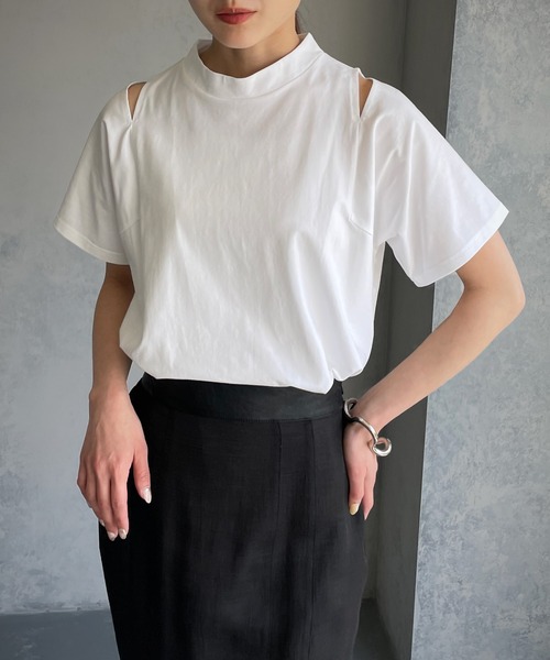 &g'aime(アンジェム)の「【&g’aime】ショルダースリットTシャツ(Tシャツ/カットソー・レディース・ホワイト/ブラック/グレイッシュベージュ・FREE)」の1枚目の写真