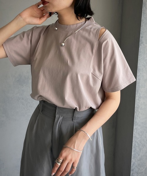 &g'aime(アンジェム)の「【&g’aime】ショルダースリットTシャツ(Tシャツ/カットソー・レディース・ホワイト/ブラック/グレイッシュベージュ・FREE)」の10枚目の写真