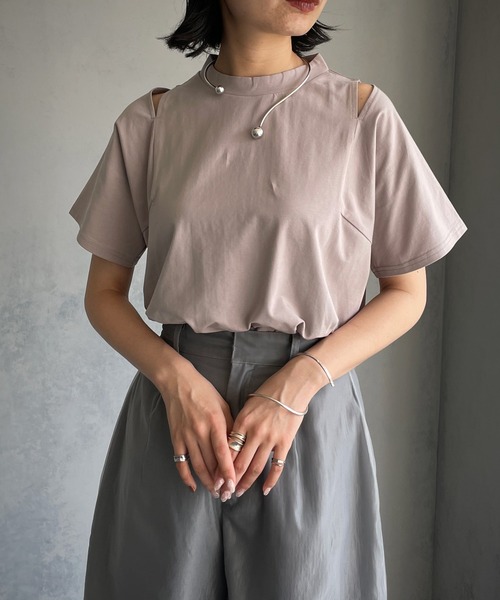 &g'aime(アンジェム)の「【&g’aime】ショルダースリットTシャツ(Tシャツ/カットソー・レディース・ホワイト/ブラック/グレイッシュベージュ・FREE)」の12枚目の写真
