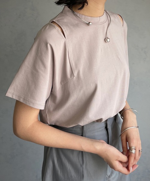 &g'aime(アンジェム)の「【&g’aime】ショルダースリットTシャツ(Tシャツ/カットソー・レディース・ホワイト/ブラック/グレイッシュベージュ・FREE)」の13枚目の写真