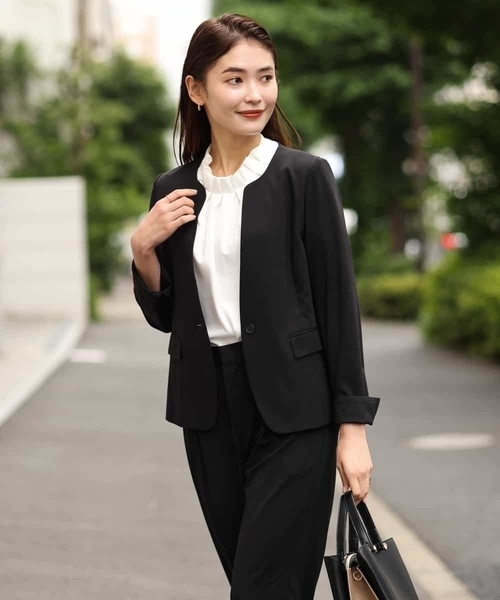 a.v.v(アーヴェヴェ)の「【接触冷感/セットアップ対応】ハイストレッチキーネックライトジャケット(テーラードジャケット・レディース・ライトグレー/ブラック・40/38/36/42/34)」の4枚目の写真