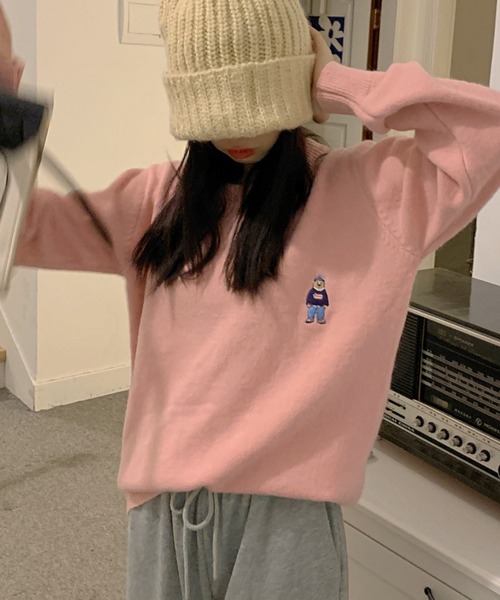 Vipoa（ヴィポア）の「ベアワンポイントセーター（ニット/セーター・レディース・パープル/ブラウン/ピンク/アイボリー/ブラック・FREE）」の5枚目の写真