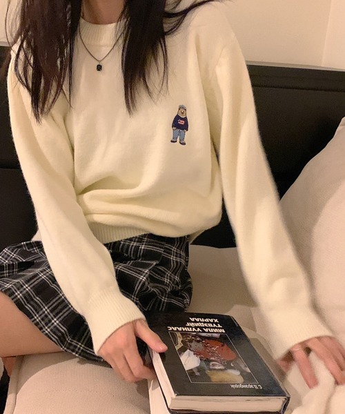 Vipoa（ヴィポア）の「ベアワンポイントセーター（ニット/セーター・レディース・パープル/ブラウン/ピンク/アイボリー/ブラック・FREE）」の2枚目の写真