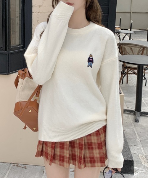 Vipoa（ヴィポア）の「ベアワンポイントセーター（ニット/セーター・レディース・パープル/ブラウン/ピンク/アイボリー/ブラック・FREE）」の13枚目の写真