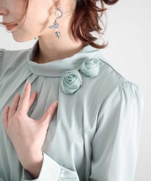 可憐な薔薇の蕾が咲く上品ブラウス