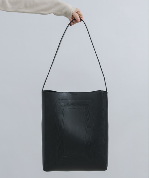 NEUNA（ヌナ）の「【290g！超軽量で持ちやすくパソコン・A4ファイルもすっぽり入る！】ソフトレザーステッチバッグ（ショルダーバッグ・レディース・ホワイト系2/ブラック系2/ブラック系1/ホワイト系1・FREE）」の3枚目の写真