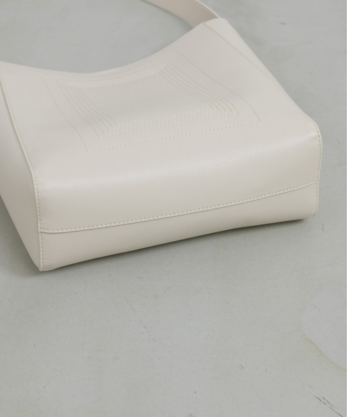 NEUNA（ヌナ）の「【290g！超軽量で持ちやすくパソコン・A4ファイルもすっぽり入る！】ソフトレザーステッチバッグ（ショルダーバッグ・レディース・ホワイト系2/ブラック系2/ブラック系1/ホワイト系1・FREE）」の20枚目の写真