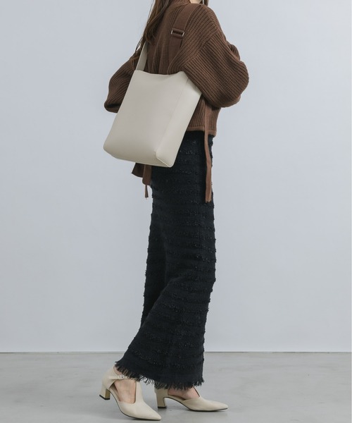 NEUNA（ヌナ）の「【290g！超軽量で持ちやすくパソコン・A4ファイルもすっぽり入る！】ソフトレザーステッチバッグ（ショルダーバッグ・レディース・ホワイト系2/ブラック系2/ブラック系1/ホワイト系1・FREE）」の16枚目の写真