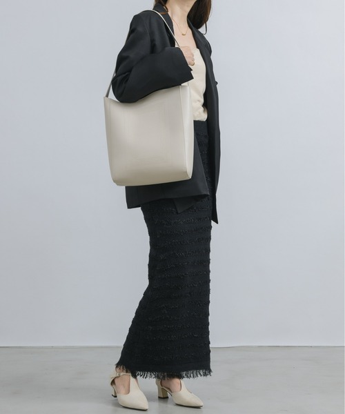 NEUNA（ヌナ）の「【290g！超軽量で持ちやすくパソコン・A4ファイルもすっぽり入る！】ソフトレザーステッチバッグ（ショルダーバッグ・レディース・ホワイト系2/ブラック系2/ブラック系1/ホワイト系1・FREE）」の6枚目の写真