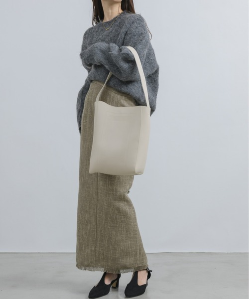 NEUNA（ヌナ）の「【290g！超軽量で持ちやすくパソコン・A4ファイルもすっぽり入る！】ソフトレザーステッチバッグ（ショルダーバッグ・レディース・ホワイト系2/ブラック系2/ブラック系1/ホワイト系1・FREE）」の9枚目の写真