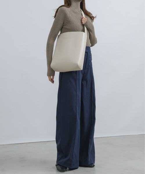 NEUNA（ヌナ）の「【290g！超軽量で持ちやすくパソコン・A4ファイルもすっぽり入る！】ソフトレザーステッチバッグ（ショルダーバッグ・レディース・ホワイト系2/ブラック系2/ブラック系1/ホワイト系1・FREE）」の7枚目の写真