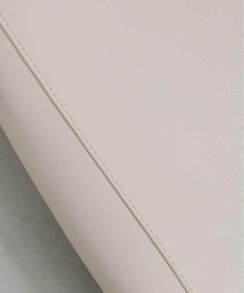 NEUNA（ヌナ）の「【290g！超軽量で持ちやすくパソコン・A4ファイルもすっぽり入る！】ソフトレザーステッチバッグ（ショルダーバッグ・レディース・ホワイト系2/ブラック系2/ブラック系1/ホワイト系1・FREE）」の22枚目の写真