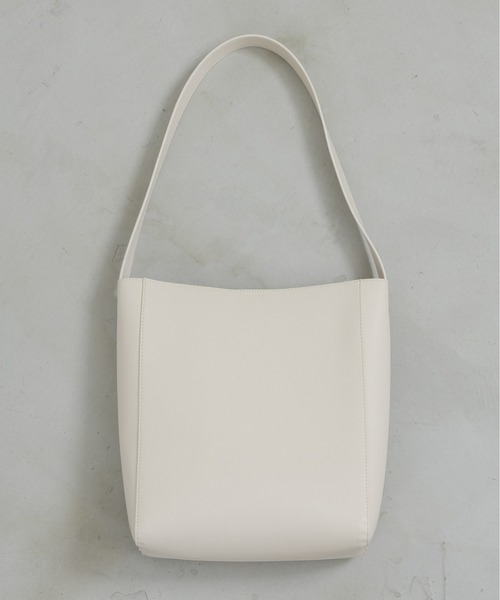 NEUNA（ヌナ）の「【290g！超軽量で持ちやすくパソコン・A4ファイルもすっぽり入る！】ソフトレザーステッチバッグ（ショルダーバッグ・レディース・ホワイト系2/ブラック系2/ブラック系1/ホワイト系1・FREE）」の12枚目の写真