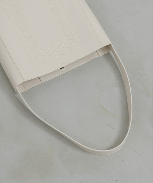 NEUNA（ヌナ）の「【290g！超軽量で持ちやすくパソコン・A4ファイルもすっぽり入る！】ソフトレザーステッチバッグ（ショルダーバッグ・レディース・ホワイト系2/ブラック系2/ブラック系1/ホワイト系1・FREE）」の21枚目の写真