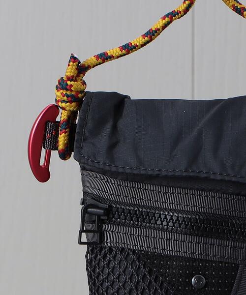 koti BEAUTY&YOUTH(コティ ビューティアンドユース)の「<Klattermusen>ALGIR LANYARD POCKET/ポーチ(ショルダーバッグ・メンズ・ブラック/ライトグレー・FREE)」の3枚目の写真