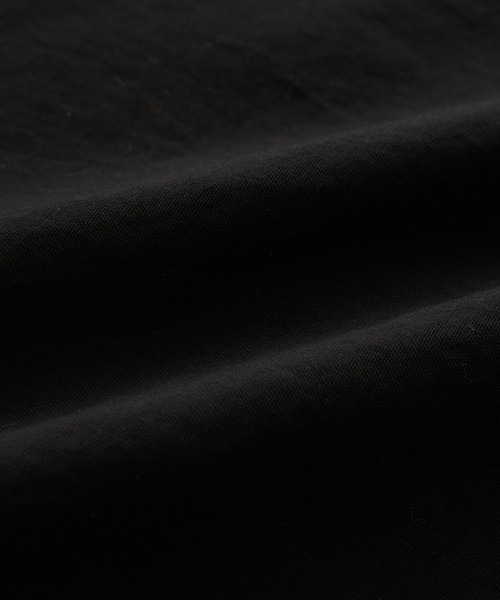 ADAM ET ROPE'（アダムエロペ）の「【小松マテーレ】ナイロンオックス オニベジ オーバーサイズ アノラックパーカー / パッカブル（マウンテンパーカー・メンズ・ブラック/オフホワイト・L/M）」の17枚目の写真