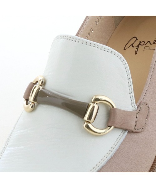 apres(アプレ)の「ビットローファー 3750319(ローファー・レディース・ホワイト/ブラック/ベージュ/ホワイト系その他・23.0cm/23.5cm/24.0cm/24.5cm/22.5cm)」の6枚目の写真