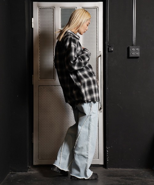 G.O.C(ジーオーシー)の「フリンジ カッティング ワイド ストレート デニム(デニムパンツ・メンズ・ブルー/インディゴブルー/ブラック/ブルー系その他/ブラック系その他・LARGE/MEDIUM)」の13枚目の写真