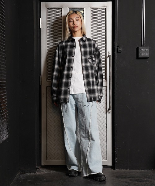 G.O.C(ジーオーシー)の「フリンジ カッティング ワイド ストレート デニム(デニムパンツ・メンズ・ブルー/インディゴブルー/ブラック/ブルー系その他/ブラック系その他・LARGE/MEDIUM)」の12枚目の写真