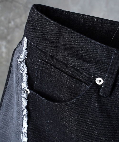 G.O.C(ジーオーシー)の「フリンジ カッティング ワイド ストレート デニム(デニムパンツ・メンズ・ブルー/インディゴブルー/ブラック/ブルー系その他/ブラック系その他・LARGE/MEDIUM)」の19枚目の写真