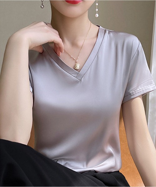 BLANC FICELLE（ブランフィセル）の「サテン　Vネック（Tシャツ/カットソー・レディース・ブラック/アイボリー/グリーン/グレー/ベージュ・M/XL/L）」の9枚目の写真