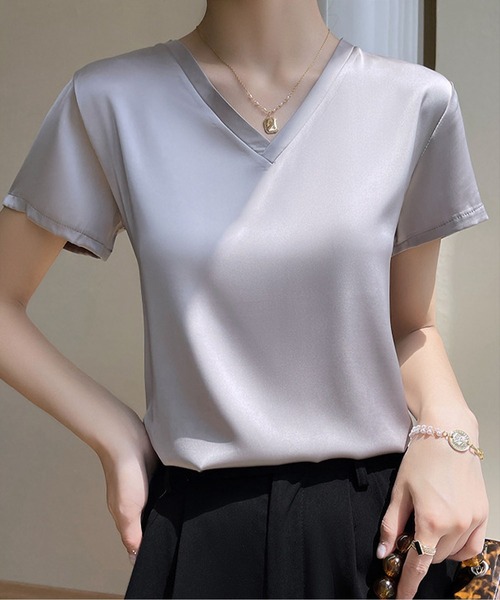 BLANC FICELLE（ブランフィセル）の「サテン　Vネック（Tシャツ/カットソー・レディース・ブラック/アイボリー/グリーン/グレー/ベージュ・M/XL/L）」の10枚目の写真