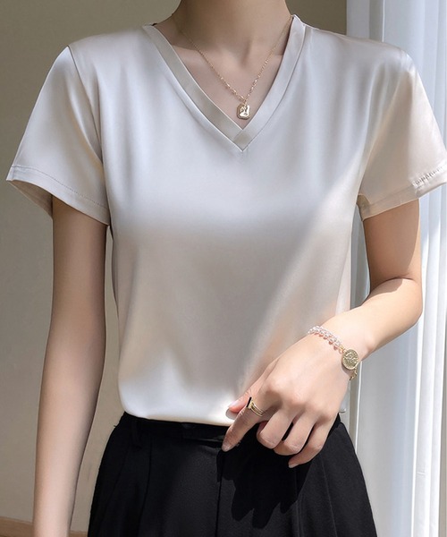 BLANC FICELLE（ブランフィセル）の「サテン　Vネック（Tシャツ/カットソー・レディース・ブラック/アイボリー/グリーン/グレー/ベージュ・M/XL/L）」の12枚目の写真