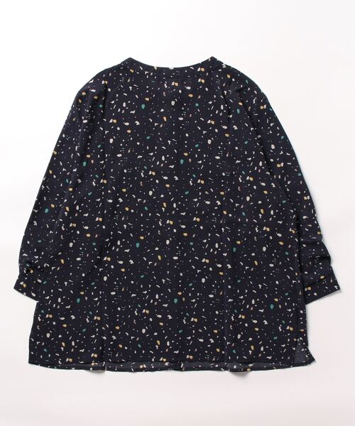 BELLUNA PLUS(ベルーナ)の「ピンタック使いドット柄プリントブラウス(シャツ/ブラウス・レディース・コーラル/ネイビー系/グリーン系・MEDIUM/LARGE/X-LARGE)」の4枚目の写真