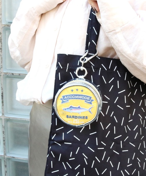 ACCOMMODE（アコモデ）の「サークルサーディン缶チャームポーチ（ポーチ・レディース・イエロー/ブルー/ピンク・FREE）」の1枚目の写真