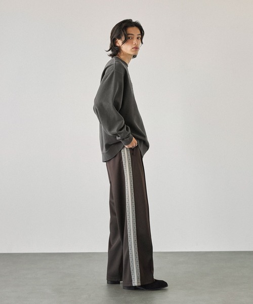 EMMA CLOTHES(エマクローズ)の「ピグメントオーバーダイフラワー刺繍スウェットプルオーバー(スウェット・メンズ・チャコール/ブラウン/グレイッシュベージュ・M/L)」の20枚目の写真