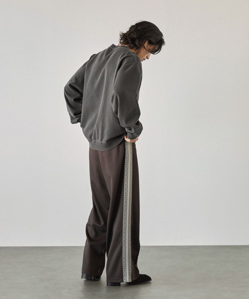 EMMA CLOTHES(エマクローズ)の「ピグメントオーバーダイフラワー刺繍スウェットプルオーバー(スウェット・メンズ・チャコール/ブラウン/グレイッシュベージュ・M/L)」の21枚目の写真