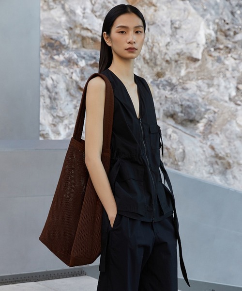 JNBY（ジェーエヌビーワイ）の「Utility V-neck Belted Jacket（ベスト・レディース・ブラック/ホワイト・36/38）」の2枚目の写真