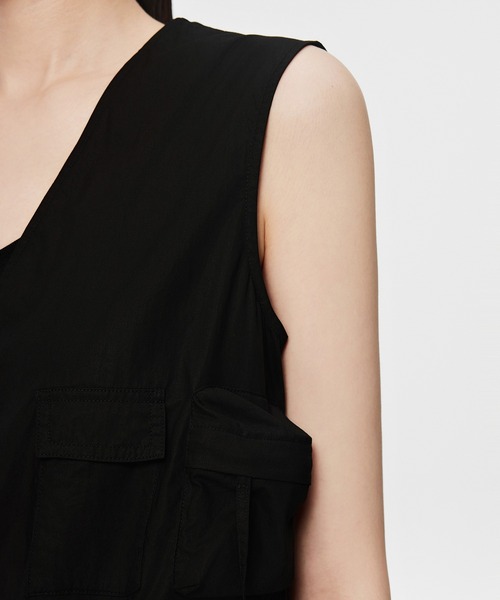 JNBY（ジェーエヌビーワイ）の「Utility V-neck Belted Jacket（ベスト・レディース・ブラック/ホワイト・36/38）」の16枚目の写真